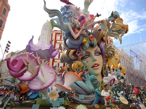 Las Fallas de Valencia: juhlavuus ja kritiikki 21. vuosisadan Espanjassa