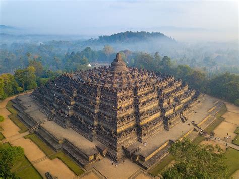  Borobudur Temppeli - 800 Vuoden Vanha Maailman Ihme ja Javas Kungas Dynastian Uskollisuus