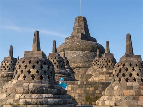 Borobudur Temppeli – Maailman Suurin Buddhalainen Monumentti ja 800-luvun Intian ja Kiinan Kulttuurin Välisen Leikkauksen Tyyli