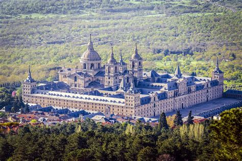 El Escorialin luostarin perustaminen: Espanjan Habsburgien kunnianhimoinen hanke ja uskonnollisen reformoin symboli