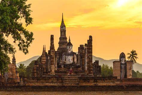  Sukhothain Perustaminen: Theravada Buddhismin nousu ja Khmer-imperiumin hajoaminen 1200-luvun Thaimaassa